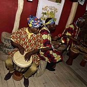 afričtí bubeníci skupiny MBUNDA AFRIKA